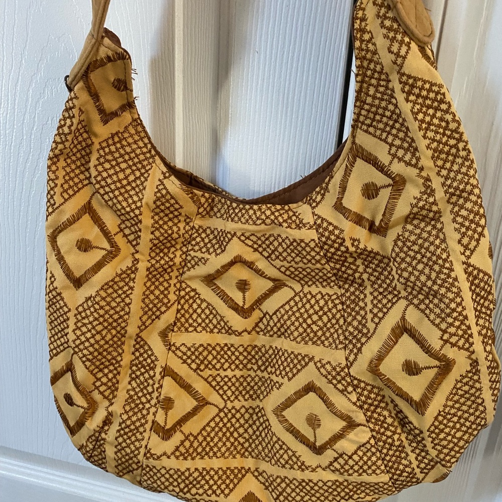 Hobo bag. Mustard and brown color.
